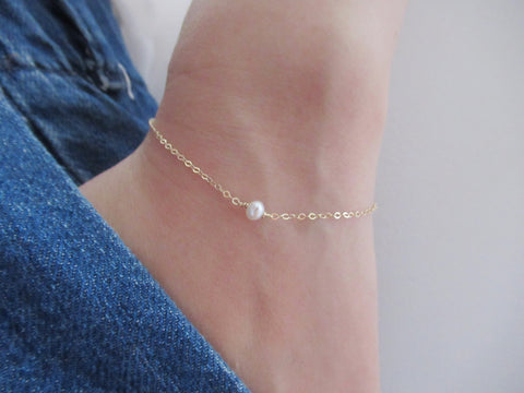 Minimalist pearl bracelet